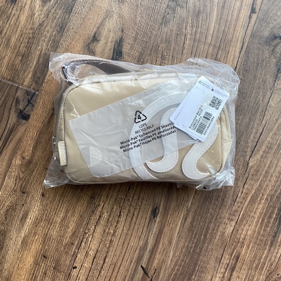 LuluLemon Everywhere Belt Bag - Picture 7 of 8